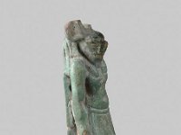 Aeg F 40  Aeg F 40, 26. Dynastie bis römische Zeit, Anubis, Fayence, H 5,9 cm, B 1,8 cm, T 2,2 cm : Bestandskatalog Ägypten, Museumsfoto: Claus Cordes